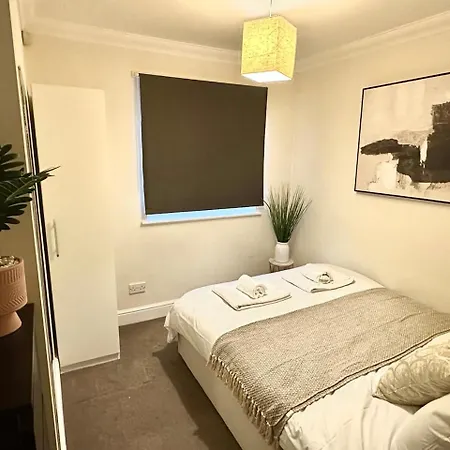 Wimbledon Elegance: 2-bedroom Retreat *
