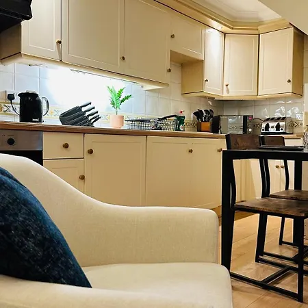 Wimbledon Elegance: 2-bedroom Retreat Apartment