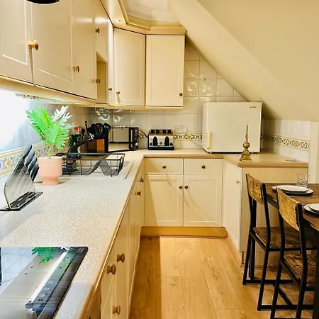 Wimbledon Elegance: 2-bedroom Retreat