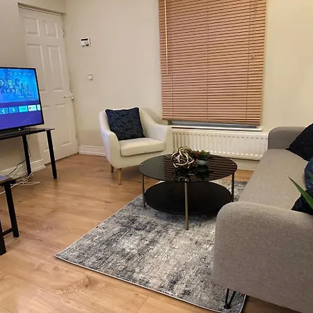 Wimbledon Elegance: 2-bedroom Retreat London