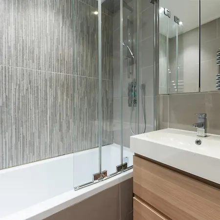 Special Offer! Bright & - Up To 4 Apartment London