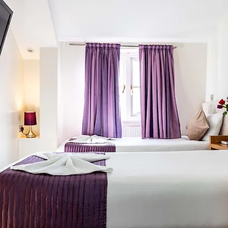 Lancaster Court Hotel 3*