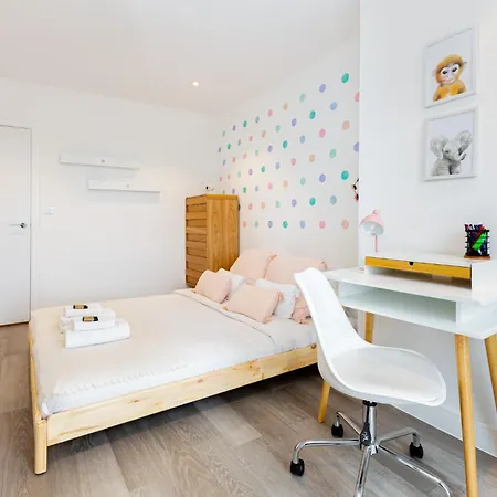 Modern New 2br Wviews & Balcony In Wandsworth Apartment