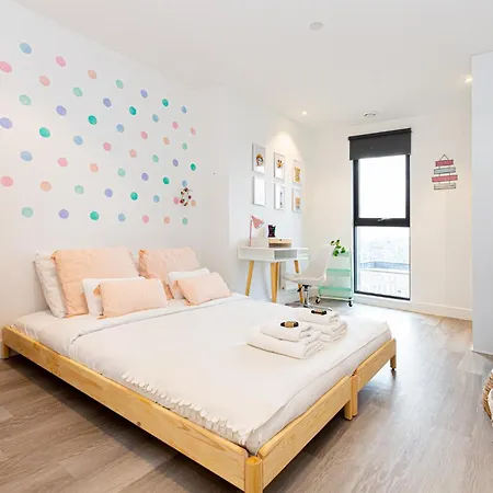 Modern New 2br Wviews & Balcony In Wandsworth *