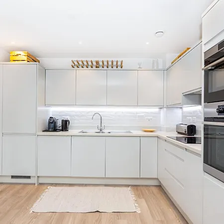 Modern New 2br Wviews & Balcony In Wandsworth