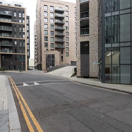 Modern New 2br Wviews & Balcony In Wandsworth London