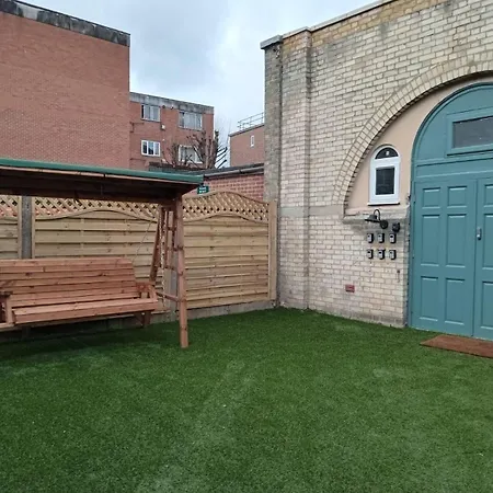Cozy En-suite Loft In Trendy Local London
