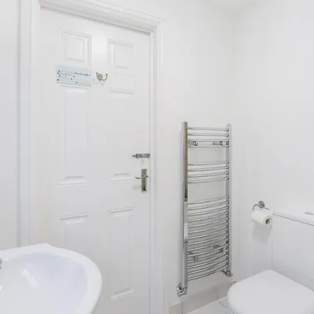 Wood Budget - Next To Mall & Metro Station - 10 Min To Center