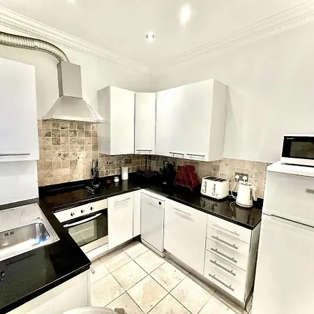 Alluring 2-bed, 2-bath Flat On High Street Kensington, Near Kensington Palace