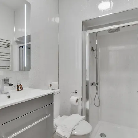Apartment Homely - West Putney