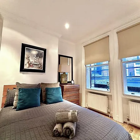 Alluring 2-bed, 2-bath Flat On High Street Kensington, Near Kensington Palace Londres