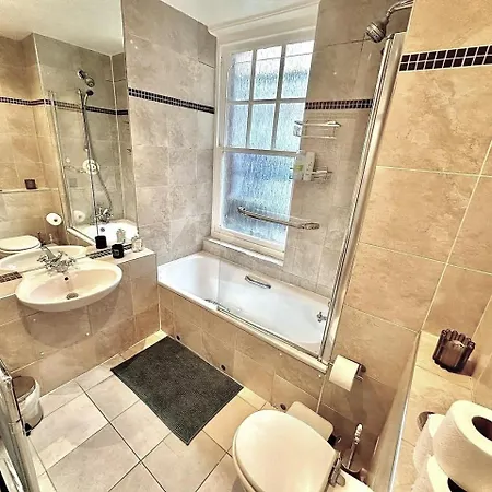 Alluring 2-bed, 2-bath Flat On High Street Kensington, Near Kensington Palace *