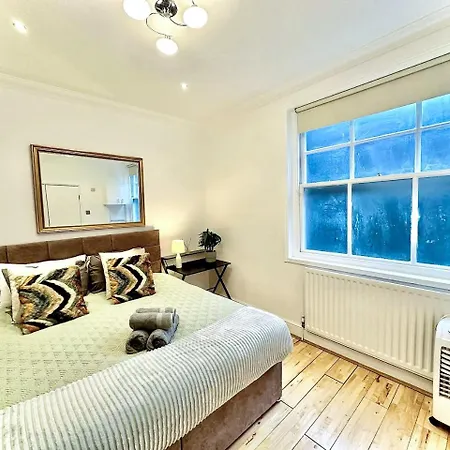 Alluring 2-bed, 2-bath Flat On High Street Kensington, Near Kensington Palace