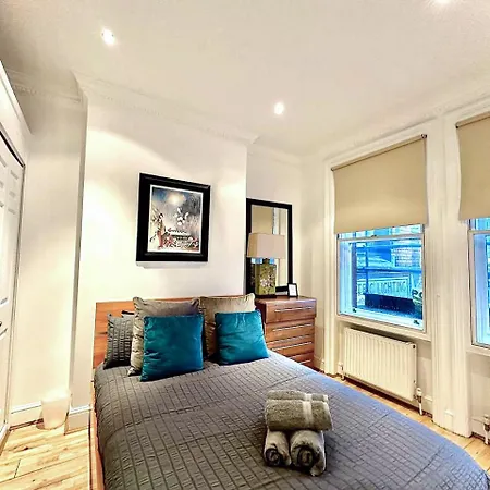 Alluring 2-bed, 2-bath Flat On High Street Kensington, Near Kensington Palace * Londres