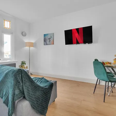 Homely - West Putney Apartment
