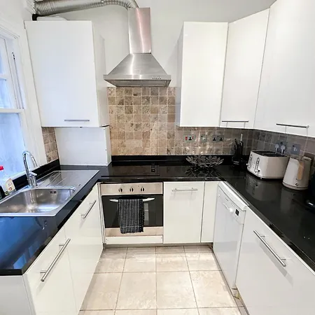 Alluring 2-bed, 2-bath Flat On High Street Kensington, Near Kensington Palace Londres
