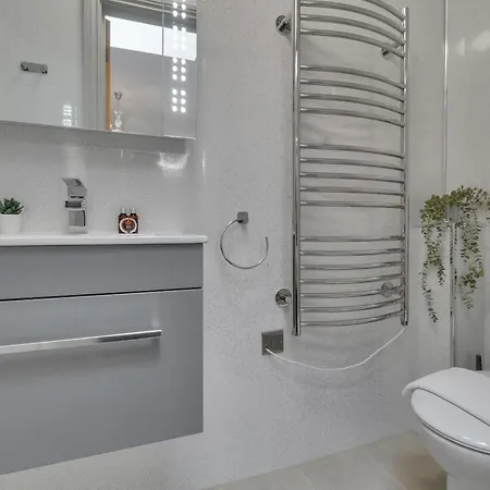Homely - West Putney * London