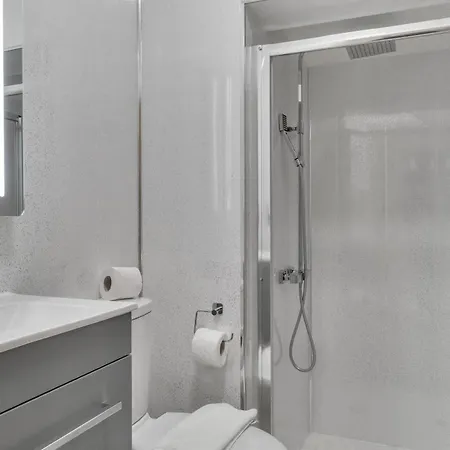 Homely - West Putney Apartment *