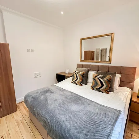 Alluring 2-bed, 2-bath Flat On High Street Kensington, Near Kensington Palace