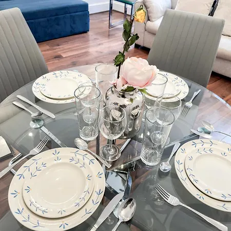 Alluring 2-bed, 2-bath Flat On High Street Kensington, Near Kensington Palace Apartamento *