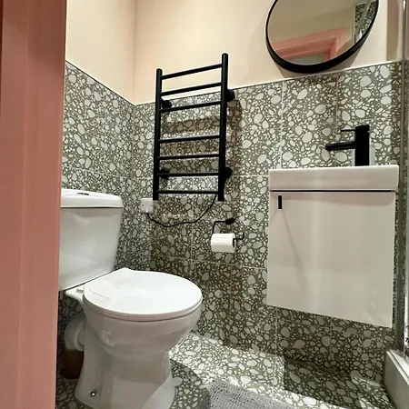 Cozy En-suite Loft In Trendy Local