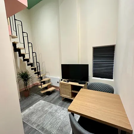 Cozy En-suite Loft In Trendy Local