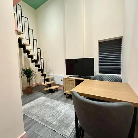 Gasthof Cozy En-suite Loft In Trendy Local London