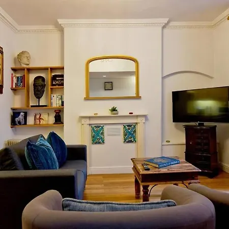 2 Bedroom Central Victoria Apartment London