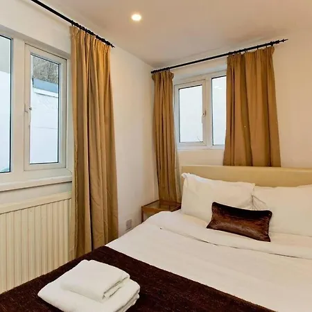 2 Bedroom Central Victoria London