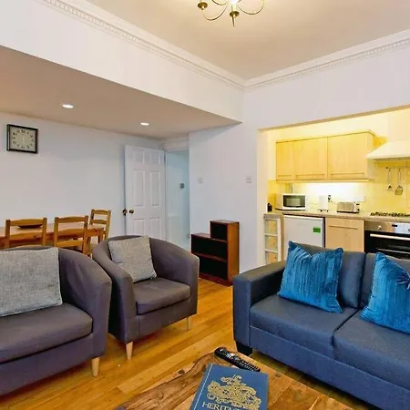 2 Bedroom Central Victoria Apartment *