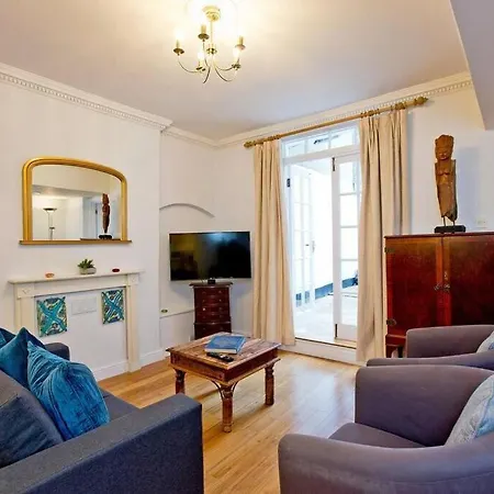 2 Bedroom Central Victoria * London