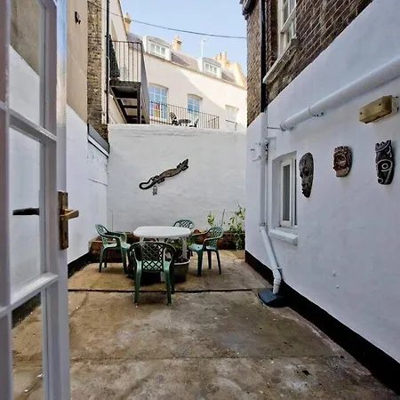 2 Bedroom Central Victoria Apartment *