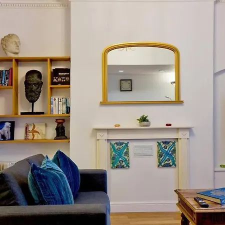 2 Bedroom Central Victoria Apartment *