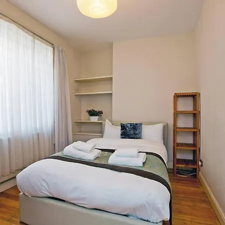 2 Bedroom Central Victoria * London
