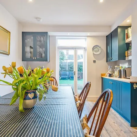Fantastic Edwardian 3br House W Gdn, Kensal Holiday home London