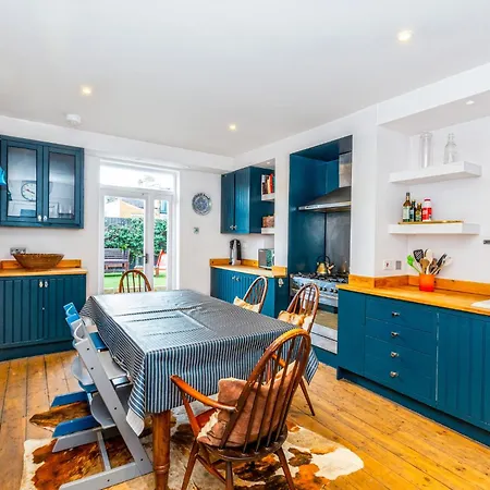 Holiday home Fantastic Edwardian 3br House W Gdn, Kensal