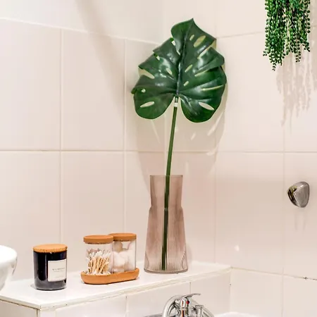 Boho Chic Tower Bridge Gem, Sleeps 8 * London