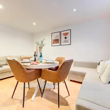 Boho Chic Tower Bridge Gem, Sleeps 8 Apartment London