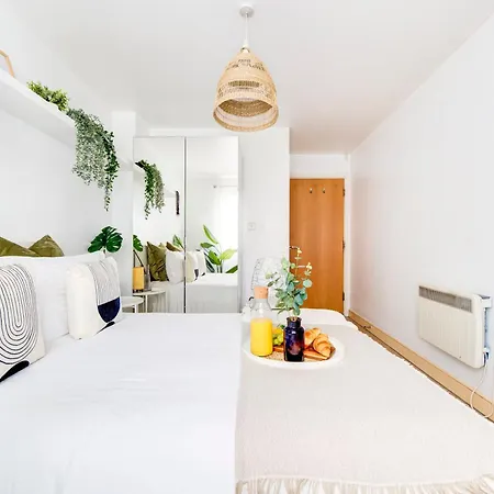 Boho Chic Tower Bridge Gem, Sleeps 8 Apartment