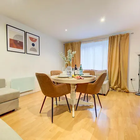 Boho Chic Tower Bridge Gem, Sleeps 8 *