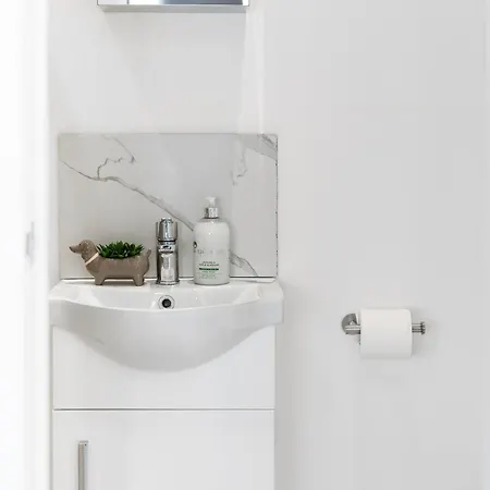 Modern Studio By Livestay Short Lets & Serviced *