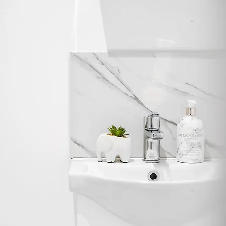 Guest house Modern Studio By Livestay Short Lets & Serviced *