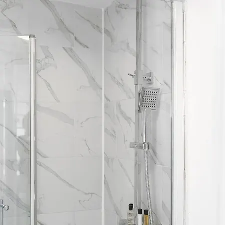 Guest house Modern Studio By Livestay Short Lets & Serviced *