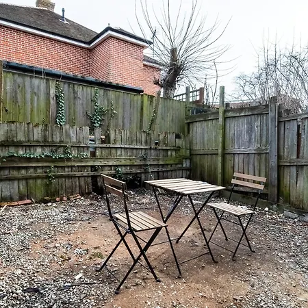 Guest house Modern Studio By Livestay Short Lets & Serviced London