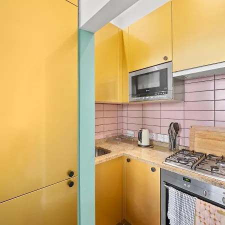 Chelsea Art Deco Balcony Apartment *