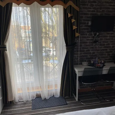 The Six Bells Hotel 3*