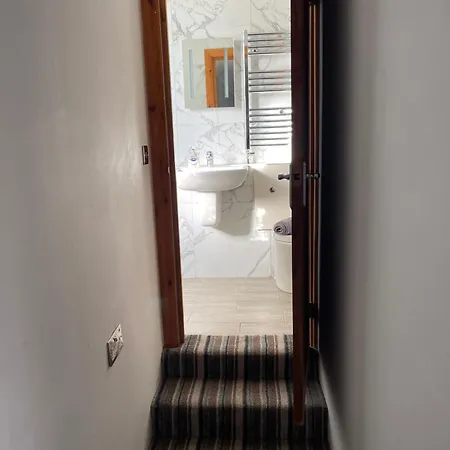 The Six Bells 3*