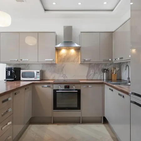 The Pearl - Luxury 5* With Park View Apartment London