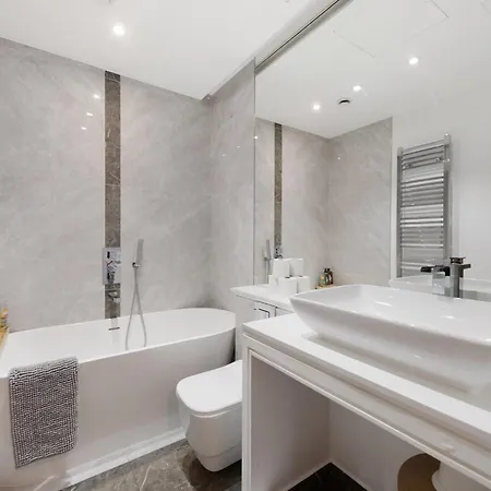 The Pearl - Luxury 5* With Park View Apartment