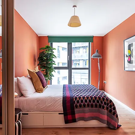 Vibrant And Modern With Canal Views * London